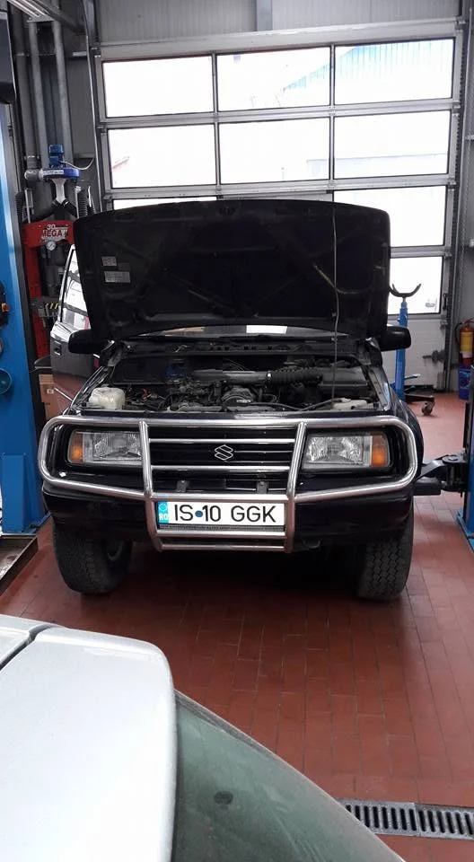 Mașină pe elevator la TBG Automotive